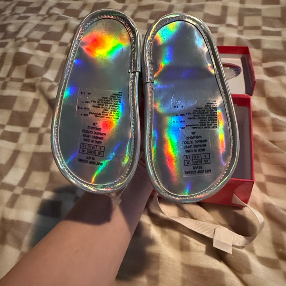 Stuart Weitzman Baby Shoes with Iridescent Accents - Picture 5 of 7